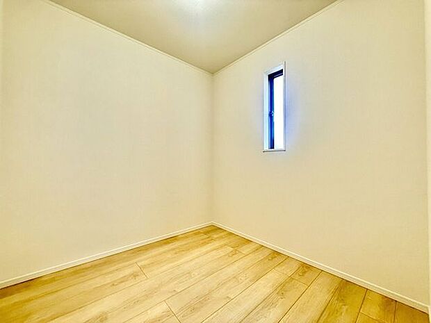 ◇納戸◇大容量の収納を完備。お洋服もたくさん収納できて、お部屋がスッキリします。この空間量だからこその、季節物の衣装や沢山の思い出をしまえるゆったりとした収納スペースは大変重宝します。