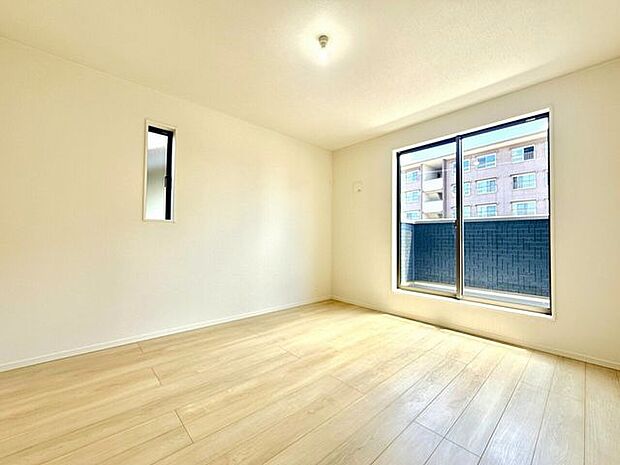 ◇7帖洋室◇バルコニーに出られる大きな窓があり、もう一面にも窓が付いているので、明るいです。十分な広さもあるので、ご夫婦の主寝室に最適なお部屋ですね。