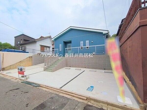 ◇外観写真◇間口が十分にあり、並列2台止められます。ご夫婦でお車をお持ちの方も安心です。駐車スペースにはお車だけでなく、自転車やバイクなども置いていただけそうです。