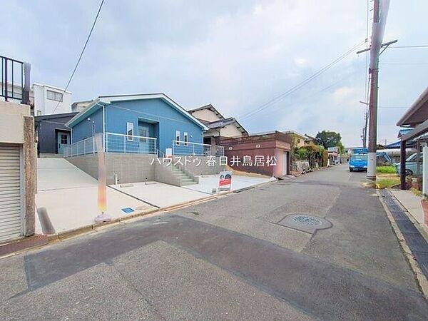 ◇前面道路◇過ごす時間と共に刻々と表情を変えていく住まい、季節によってさまざまな表情を見せてくれるわが家は、時を重ね思いを紡ぐ場所です。ご家族の一家団欒を心ゆくまでお楽しみください。