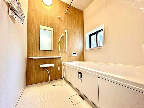 ◇浴室◇窓を設けた明るいバスルームで身も心もリフレッシュ。浴槽にゆっくりと身を沈め深く瞑想をすれば、また新たな活力が湧いてきます。1坪サイズですので浴槽で手足を伸ばしてリラックスできます。