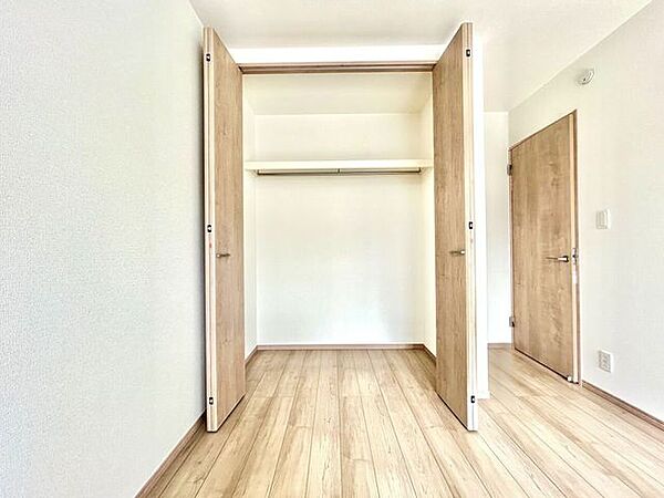◇洋室　クローゼット◇大容量のクローゼット完備。お洋服もたくさん収納できて、お部屋がスッキリします。ハンガーパイプが設置されており、大切なお洋服が傷まないよう、そのままかけて収納できます。