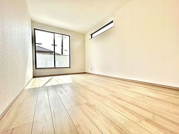 ◇7.25帖　主寝室◇ご夫婦の主寝室に最適なお部屋です。十分な広さがあるので、大切なプライベート空間を素敵に演出できます。バルコニーに出られる大きな窓もあります♪