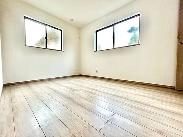 ◇1階　6帖洋室◇リビング横には、6帖の洋室があります♪寝室として、またお子様をあそばせたり、お昼寝や趣味を楽しむためなど、様々な使い方をして頂けそうです。