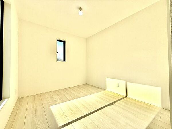 ◇5.25帖　洋室◇南向きの明るいお部屋です。家族の成長に合わせ多目的に使える居室です。お子様や趣味のお部屋にしたり、使いやすいお部屋になっています。クローゼット完備♪バルコニーへも出られます♪
