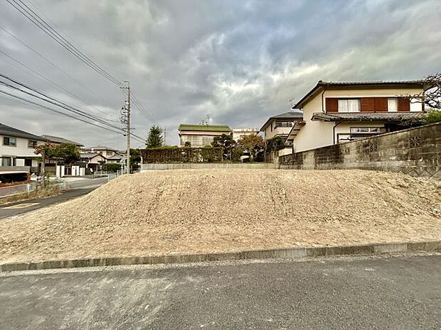 ◇外観写真◇16帖のLDKとなっています。家族が集まって食事をしたり、くつろいだりするのに十分な広さです。1階に和室があるのでお子様を遊ばせたり等、あると助かりますね♪