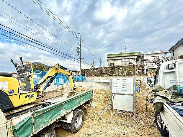 ◇外観写真◇間口が十分にあり、並列2台止められます。落ち着いた住環境でゆったりとしたひと時を過ごすことが出来るかと思います。ぜひ、お休みの日にご家族で見学はいかがでしょう♪