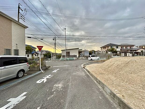 ◇前面道路◇1号棟は角地につき陽当たり・通風良好です。 2方向から光や風を取り込めるため、圧迫感がなく、開放的ですね。明るく風通しも良く快適な暮らしが待っています。