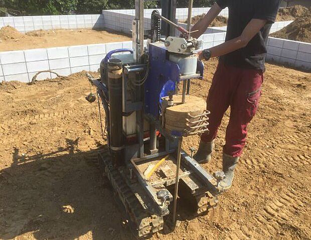 ◇しっかりとした土地調査◇着工前には、1棟ごとに専門業者による地盤調査を実施しています。必要に応じて、地盤の改良工事も行い、地盤の安全を確保しています。安心で高品質な住まいは、確かな基本構造から。