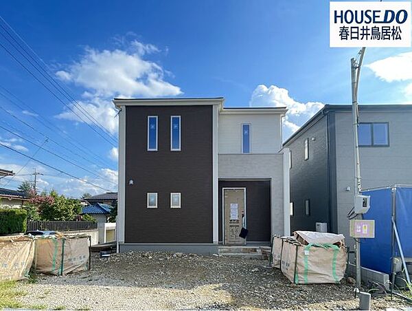 ◇8月30日撮影　外観写真◇高森台2丁目の閑静な住宅街に全2棟で新築戸建ての登場です！長く住み続けるのに安心の長期優良住宅♪家事楽にこだわった設計♪ぜひ、お休みの日にご見学はいかがでしょう♪