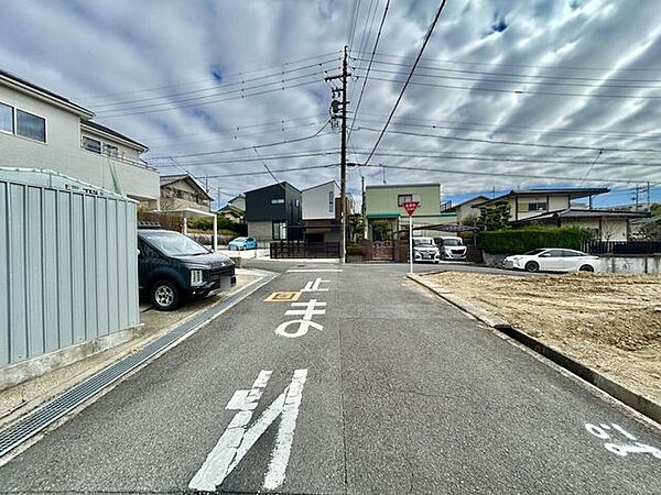 ◇前面道路◇過ごす時間と共に刻々と表情を変えていく住まい、季節によってさまざまな表情を見せてくれるわが家は、時を重ね思いを紡ぐ場所です。ご家族の一家団欒を心ゆくまでお楽しみください。