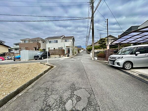 ◇前面道路◇道路幅はゆとりある約6.0m。車2台が安心してすれ違うことのできる幅です。事故率や歩行者の安全性、騒音などを考えると程よい幅なのではないでしょうか。