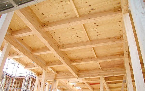 ◇木造軸組構法◇土台、柱、梁などの住宅の骨格を木の軸で造る工法。接合部には補強金物を取り付け、床には構造用合板を使用するなど、強い耐震性・耐久性を発揮しています。