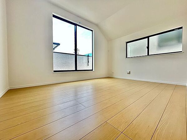◇6.5帖洋室◇ご夫婦の主寝室に最適なお部屋です。十分な広さがあるので、大切なプライベート空間を素敵に演出できます。1日の多くの時間を過ごす空間は快適でありたいですね。