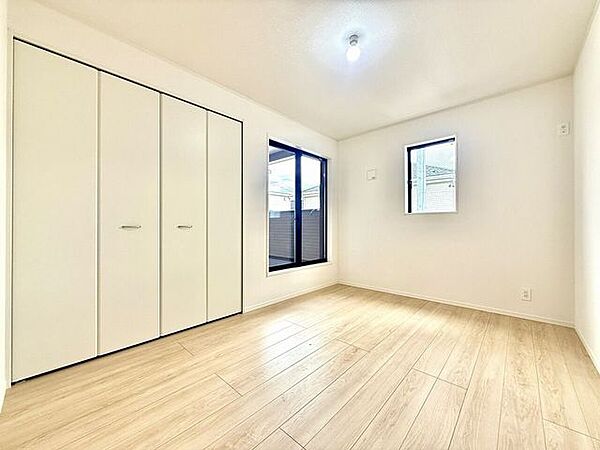 ◇8帖　洋室◇ご夫婦の主寝室に最適なお部屋です。十分な広さがあるので、大切なプライベート空間を素敵に演出できます。バルコニーに出られる大きな窓もあります♪