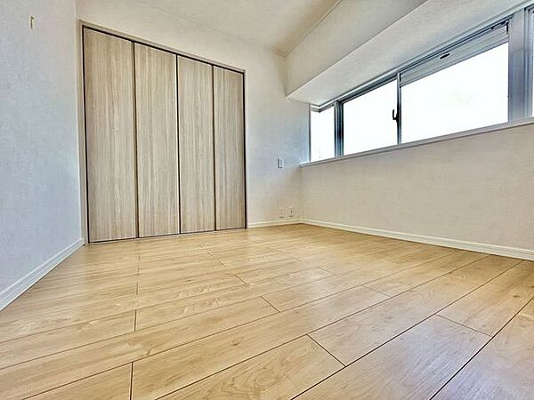 ◇5帖洋室◇家族の成長に合わせ多目的に使える居室です。お子様のお部屋や、趣味のお部屋にしたり、使いやすい造りのお部屋になっています。クローゼット完備ですので、お部屋がスッキリしますね。