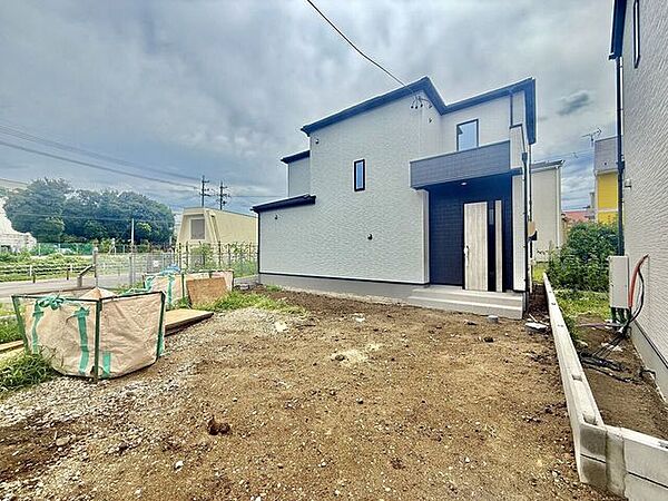 ◇外観写真◇落ち着いた住環境でゆったりとしたひと時を過ごすことが出来ます。 全居室南向きで、日当たり良好です。綺麗な採光が降り注ぐ空間となっています。