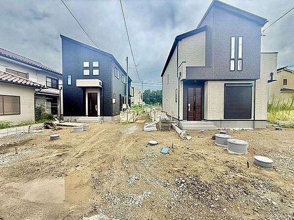 ◇外観写真◇17帖のリビングダイニングとなっています。家族が集まって食事をしたり、くつろいだりするのに十分な広さです。隣に洋室があり、お子様を遊ばせたり、寝室としてもお使い頂けます♪