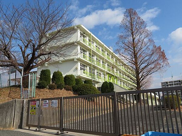 岩成台西小学校 1100m