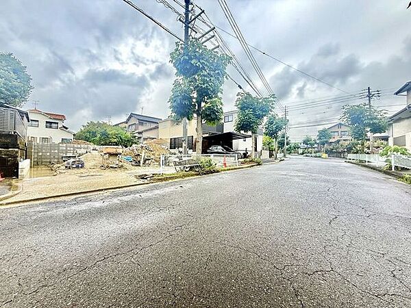◇前面道路◇道路幅はゆとりある約11.9m。車2台が安心してすれ違うことのできる幅です。事故率や歩行者の安全性、騒音などを考えると程よい幅なのではないでしょうか。