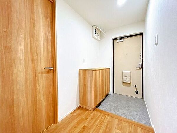 ◇玄関◇使い勝手の良い下足収納があり、外から帰ってきて汚れた靴、レインコート、傘や外遊びグッズ等を収納するのに大変重宝します。明るく温かな雰囲気で家族の帰りや来訪者を出迎えてくれる玄関です。