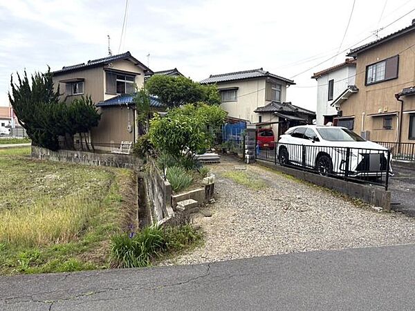 ◇外観写真◇敷地の間口は約4.7m。お車も並列2台駐車可能です。路地を生かして、花壇やアプローチ玄関収納を工夫することで、機能的かつ魅力的な住まいづくりができますね♪