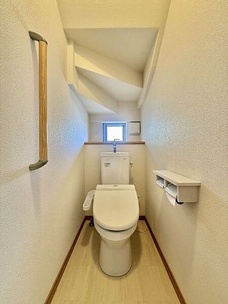 ◇トイレ◇清潔感溢れ、居心地よく落ち着ける空間となっています。グリーンをプラスしてさらに清潔感をアップするのもオススメです。空気がきれいに感じられ、おしゃれ度もアップしますね。