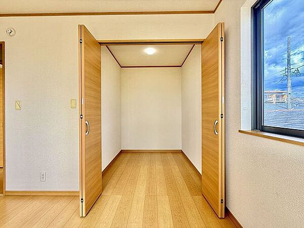 ◇WIC◇大容量のWIC完備。お洋服もたくさん収納できて、お部屋がスッキリします。この空間量だからこその、季節物の衣装や沢山の思い出をしまえるゆったりとした収納スペースは大変重宝します。