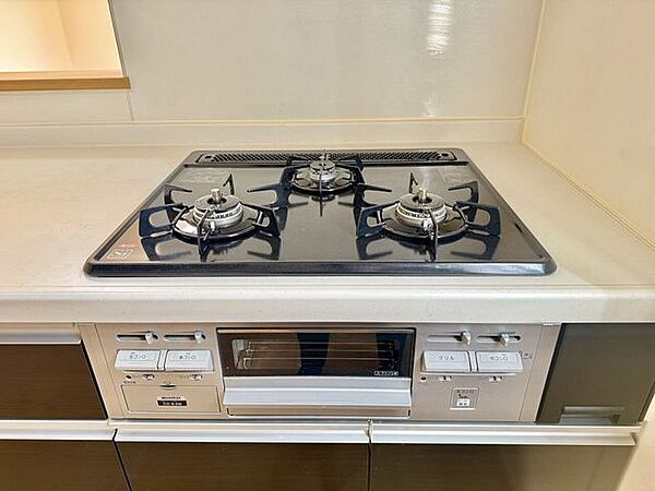 ◇三口コンロ◇一度にたくさんの調理ができ、朝食の準備もお弁当作りもラクラクです。栄養面や彩りに気を配ると品数も増えますが、広いワークトップなのでたくさん作ってもスペースに余裕があります。