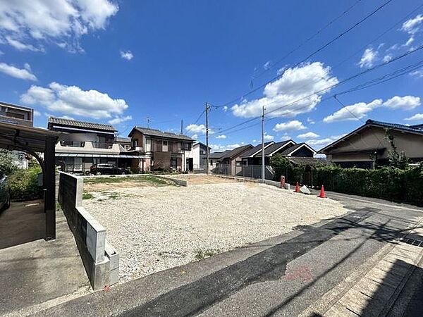 ◇前面道路◇前面の道路幅は約4ｍですが、交通量が多くないので駐車時に後続車を気にする必要が少なく、また、並列のスペースが確保されていますので、駐車が苦手な方でも安心ですね。