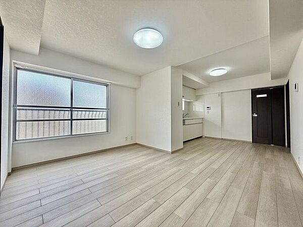 ◇リビング◇リビングからは豊かな採光が射し込んできます。明るさと解放感に溢れゆったりとしたひと時を過ごすことが出来ます。柔らかな陽光は暮らしをより豊かなものにしますね。