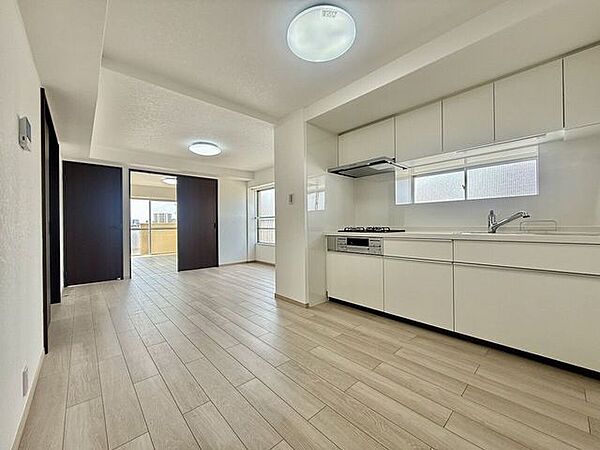 ◇リビング◇隣りの洋室の扉を開ければ、バルコニーからの豊かな陽光が。この場所は、たくさんの笑顔とたくさんの笑い声がこだまする場所。豊かな光に満ちた時がもたらす心地よい時間をお楽しみください。