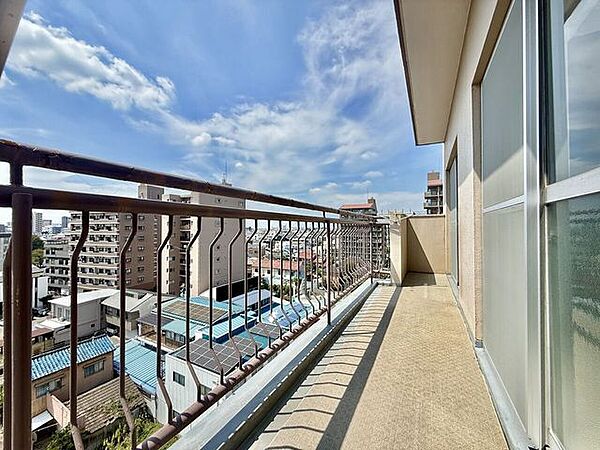 ◇バルコニー◇南側に面したバルコニーですので1日を通して明るいです。陽の光がたっぷりと降り注ぎますのでお洗濯物もよく乾きそうですね。日中の最も洗濯物干しに適した時間帯を最大限に活用できます。