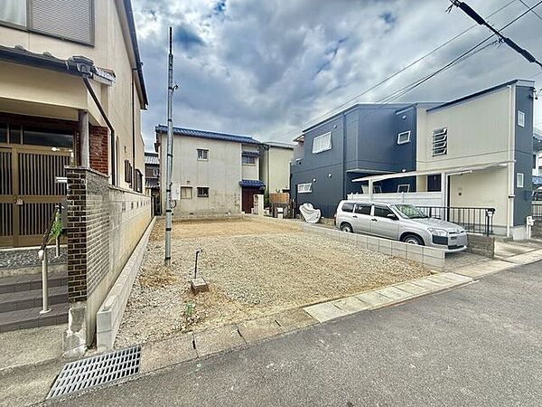 ◇外観写真◇お車は並列2台停められるスペースがあります（車種による）。ご夫婦でお車をお持ちの方も安心です。駐車スペースにはお車だけでなく、自転車やバイクなども置いていただけそうです。