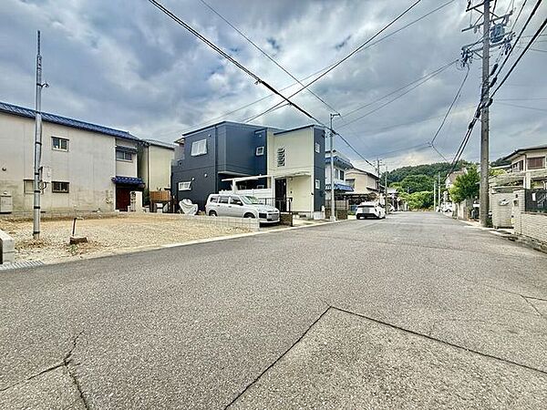 ◇前面道路◇過ごす時間と共に刻々と表情を変えていく住まい、季節によってさまざまな表情を見せてくれるわが家は、時を重ね思いを紡ぐ場所です。ご家族の一家団欒を心ゆくまでお楽しみください。