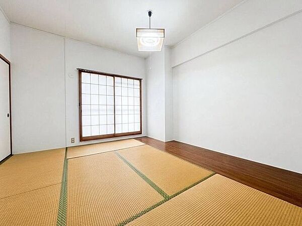 ◇和室◇リビング横の和室です。扉を開けると開放的な空間が生まれます。急な来客にも対応できますね。和の空間を感じながら、一人の時間を過ごすのもいいですね。
