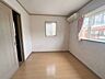 洋室：◇2階洋室◇2階5.75帖の洋室になります。北側のお部屋ですが、2面採光により明るいお部屋です。納戸と続き間になっていますので、お部屋も広く使用できます。（AIにより家具等消去しています）