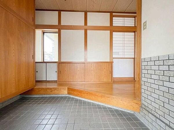 ◇玄関◇広い土間、大型収納を備えた玄関です♪窓もあり明るく、温かな雰囲気で家族の帰りや来訪者を出迎えてくれます。玄関周りはその家や家族を映し出す、家の顔。どこまでも明るく快適でありたいですね♪
