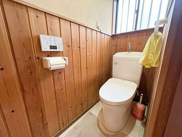 ◇トイレ◇窓も付いてるので明るくスッキリとしたトイレです。採光や通風良好です。カバーや、マット、棚などを同じテイストでまとめると、統一感のあるおしゃれな空間になります。