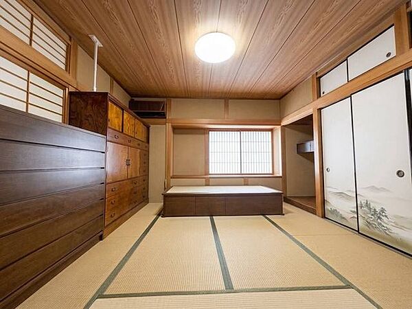◇和室◇清潔でレトロ感が漂う和室は、癒しを与えてくれます。和テイストは暮らしにゆとりを生み出しますね。タンスや押入には、たっぷり収納でき、お部屋を綺麗に保てます♪※家具は、加工で除去しています