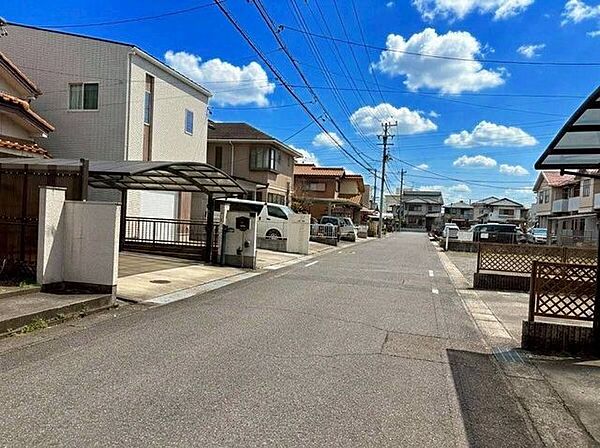 ◇前面道路◇過ごす時間と共に刻々と表情を変えていく住まい、季節によってさまざまな表情を見せてくれるわが家は、時を重ね思いを紡ぐ場所です。ご家族の一家団欒を心ゆくまでお楽しみください。