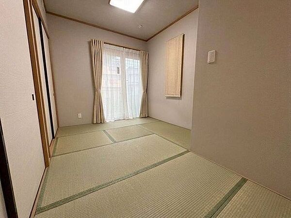 ◇4.5帖和室◇様々な用途に利用可能な和室。くつろぐスペースとして、子供の遊び場として、柔軟に対応してくれる空間です。押入も完備されています。※AI加工にて家具等は削除してあります。