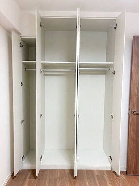 ◇クローゼット◇クローゼットには枕棚とハンガーパイプを設置。外套や大切なお洋服は傷まないよう、そのままかけて収納。お出かけの小物も枕棚ですっきり片付きます。