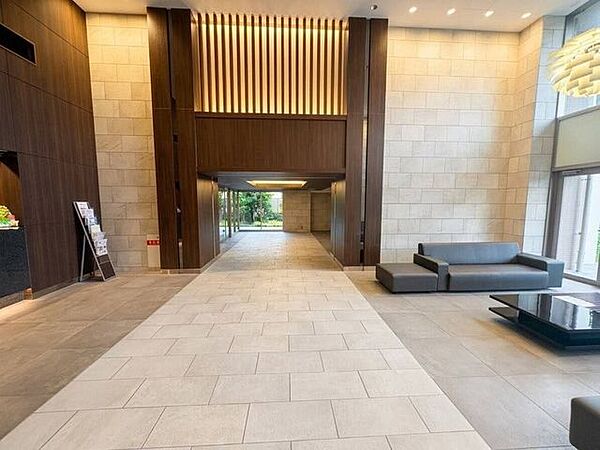 ◇ガーデンビューラウンジ◇1階ガーデンビューラウンジは吹抜になっており広々空間。明るく開放的なラウンジからは、四季折々のガーデンを楽しむことができます。