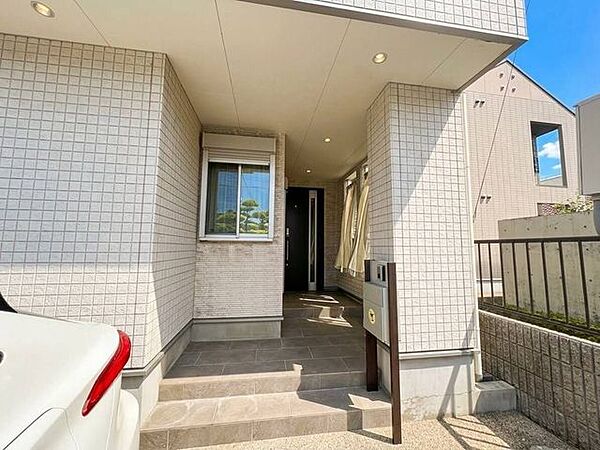 ◇エントランス◇スリット窓の木目調の玄関ドアを採用しています。引き締まった輪郭と、ずっしりとした質感が洗練された印象を与えます。ダウンライトも設置されており暗い夜でも明るく照らします。