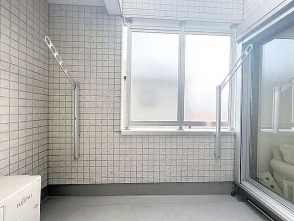 ◇2階　インナーバルコニー◇リビングダイニングから出入りできるインナーバルコニーです。屋根があるので天候に左右されることなくお洗濯できます。モノを置いても雨に濡れて錆びてしまう心配は無用ですね。