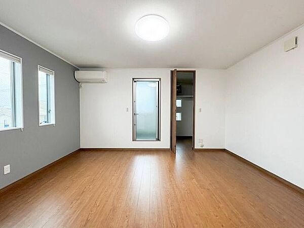 ◇3階　主寝室◇ご夫婦の主寝室に最適です。十分な広さがあるので、大切なプライベート空間を素敵に演出できます。バルコニーに出られます♪アクセントクロスで、メリハリが生まれ、おしゃれな雰囲気です♪