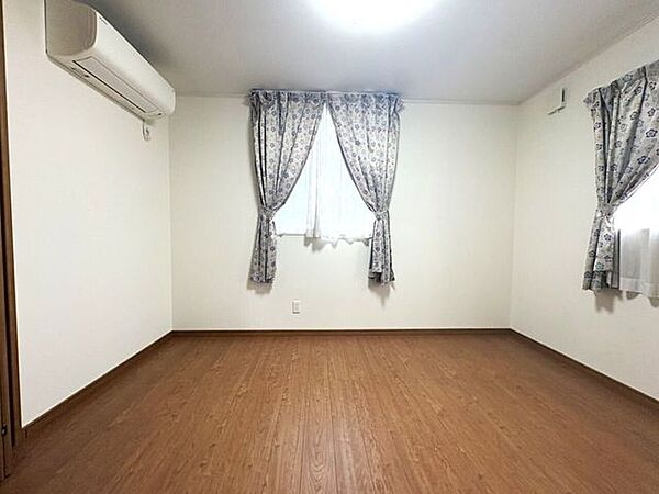 ◇納戸◇多目的にお使いいただける納戸です♪プライベートなお部屋では静かに時を過ごしたい。大容量収納に充てたり、趣味に没頭したり、読書をして、物思いにふける・・・、それを可能にさせてくれる一部屋です