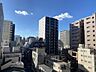 その他：バルコニーからの眺望。バルコニー先は幅の広い道路で、すぐ近くに建物はありません