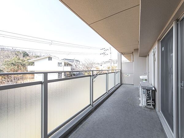 洗濯物を干すのに最適な広々バルコニー！明るい日差しと爽やかな風が心地よく、毎日の家事が楽しくなります。